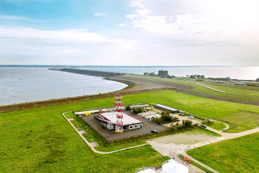 Luchtfoto van het Offshore Expertisecentrum (OEC) in Stellendam